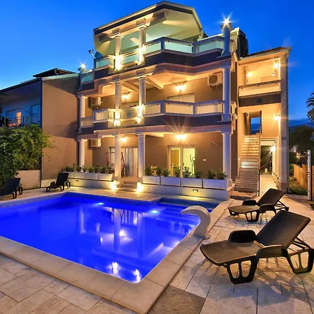 Suman With Shared Swimming Pool, 120m From The Apartament