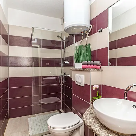 Suman With Shared Swimming Pool, 120m From The *