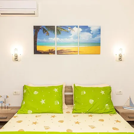 Apartment Suman With Shared Swimming Pool, 120m From The Kastel Stafilic