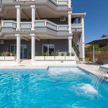 Suman With Shared Swimming Pool, 120m From The Kastel Stafilic