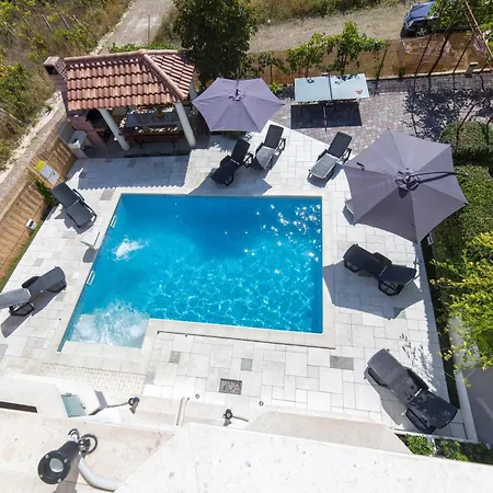 Suman With Shared Swimming Pool, 120m From The *