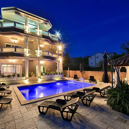 Suman With Shared Swimming Pool, 120m From The Apartment *