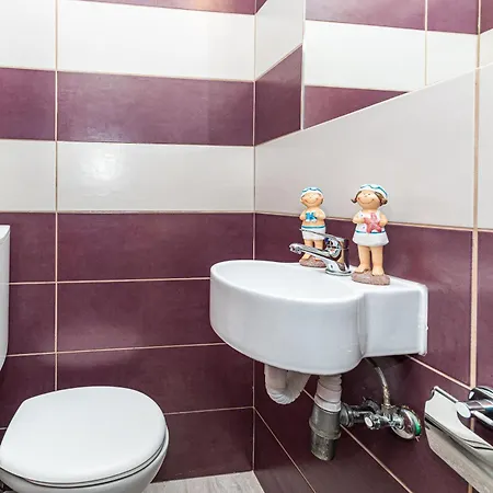 Apartament Suman With Shared Swimming Pool, 120m From The Kaštel Štafilić