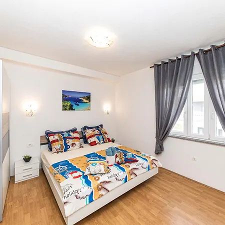 Suman With Shared Swimming Pool, 120m From The Apartament