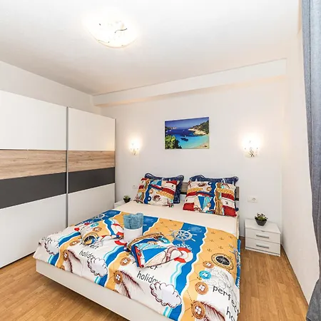 Suman With Shared Swimming Pool, 120m From The Apartament *