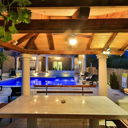 Suman With Shared Swimming Pool, 120m From The Apartment Kastel Stafilic