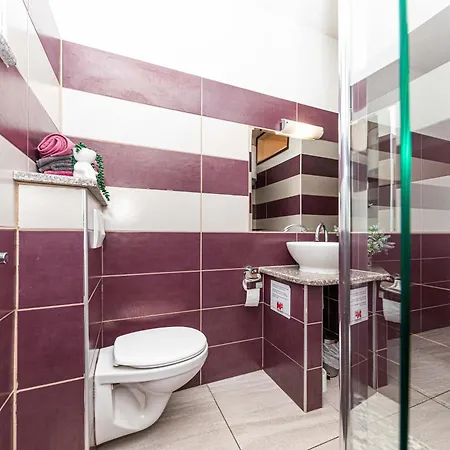 Apartment Suman With Shared Swimming Pool, 120m From The Kastel Stafilic