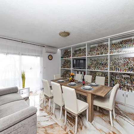 Apartament Suman With Shared Swimming Pool, 120m From The