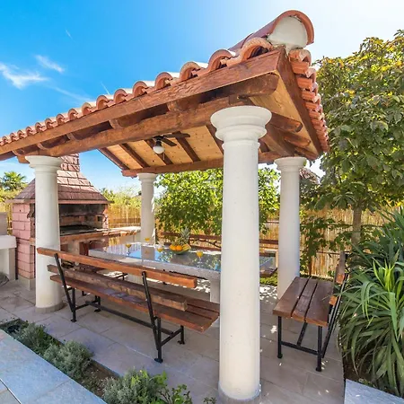 Suman With Shared Swimming Pool, 120m From The *