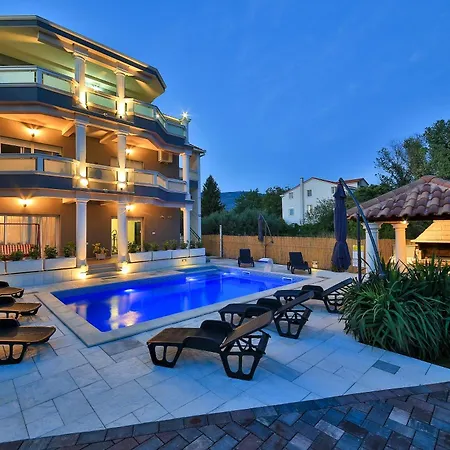 Suman With Shared Swimming Pool, 120m From The *